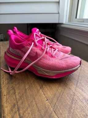 Nike Women's invincible run 3 Pink size 8.5 running sneakers